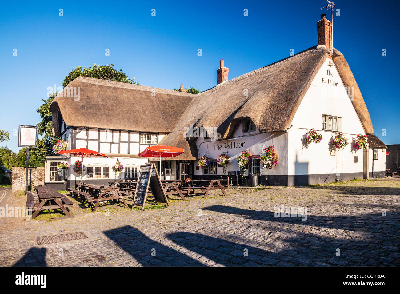 A typical thatched country pub in the village of Avebury in Wiltshire. Stock Photo
