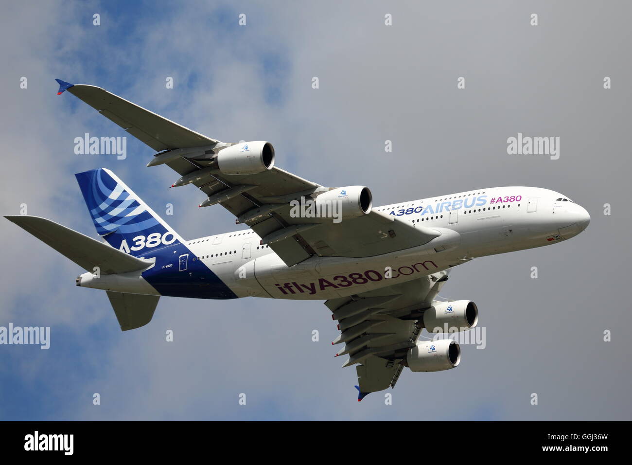 The Airbus A380 F-WWDD displayed its impressive maneuverability at the Farnborough Airshow Stock Photo