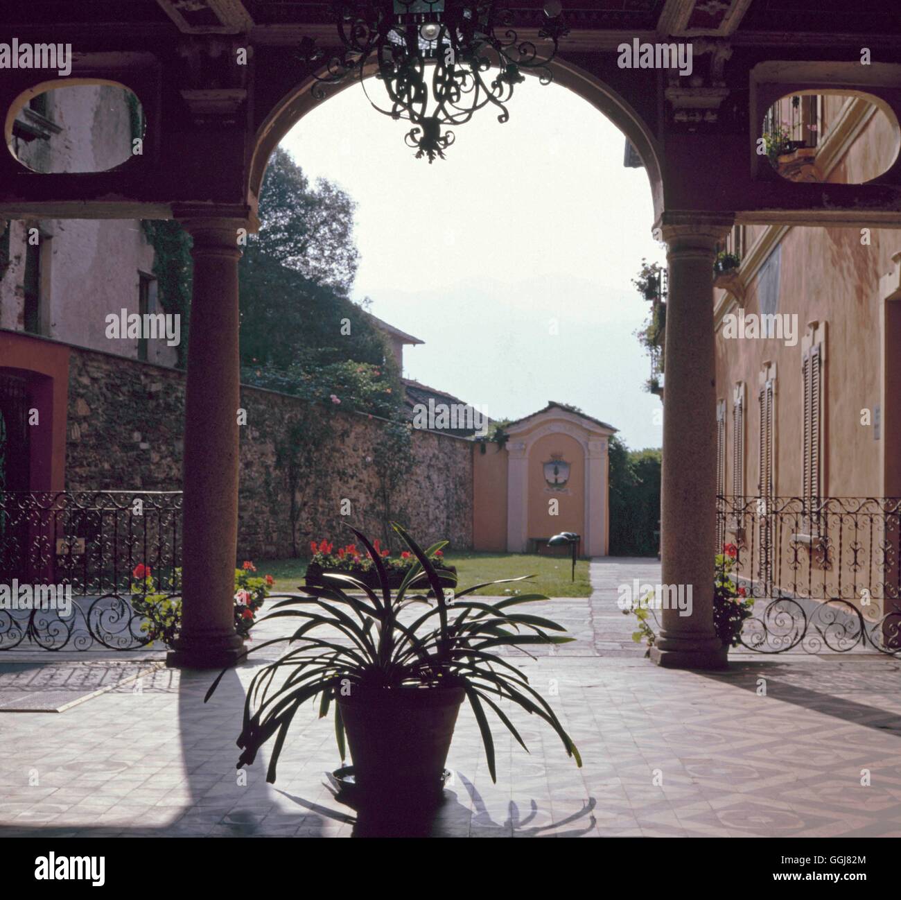Italian courtyard hi-res stock photography and images - Alamy