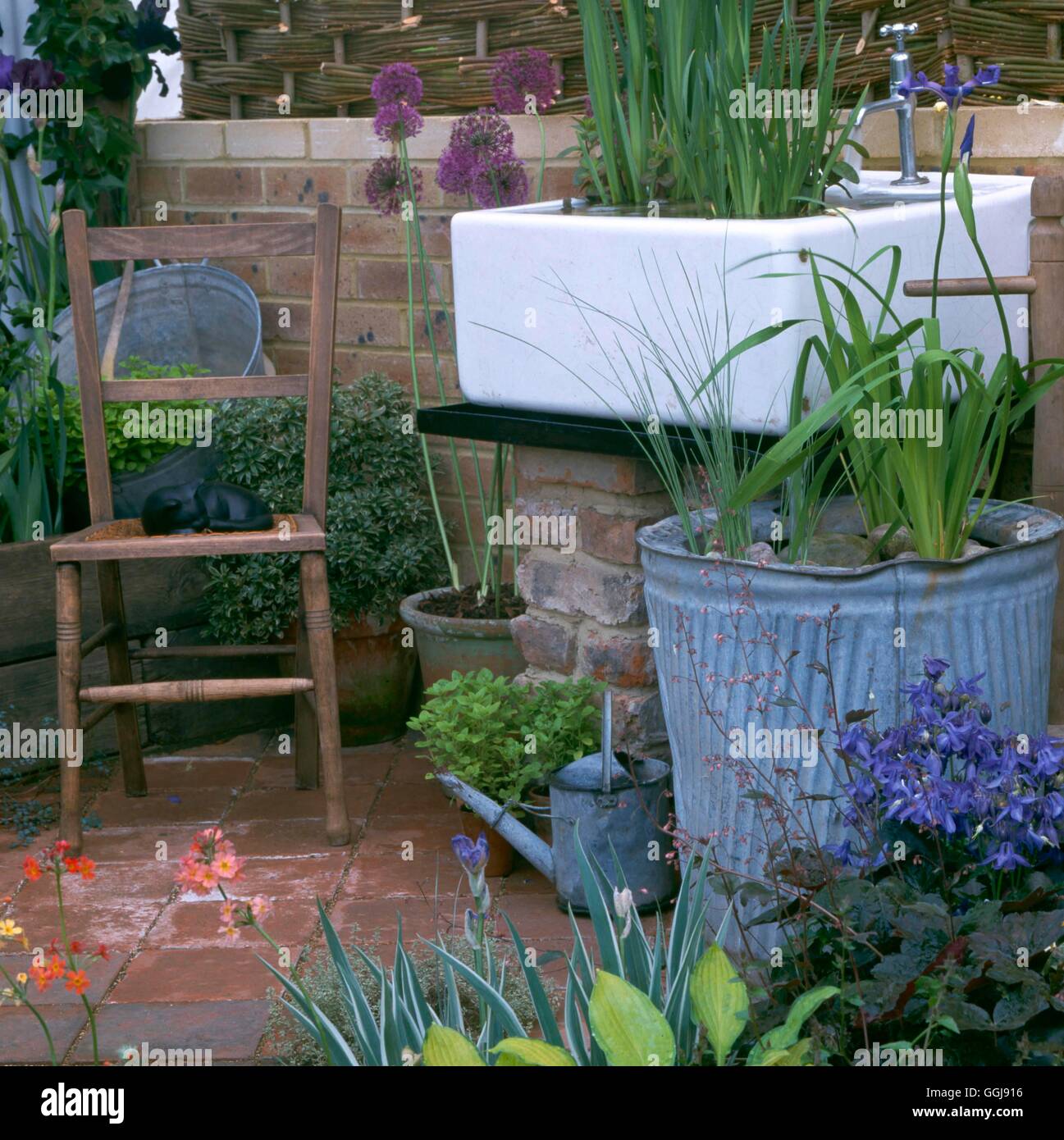 Fountain/Water Feature - (Please credit: Photos Horticultural/ Cricklade Garden Club) (Chelsea FS 1999)   FOU085338  C Stock Photo