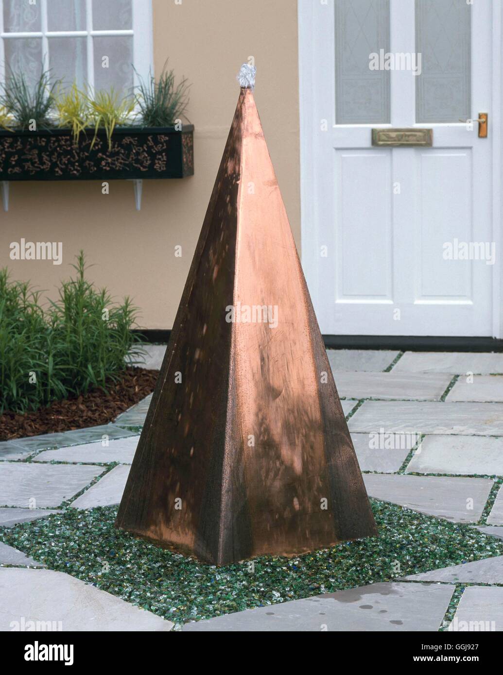 Fountain/Water Feature - (Please credit: Photos Hort/Premier L'scapes and Box Cottage Design)   FOU100738  Compulsory Stock Photo