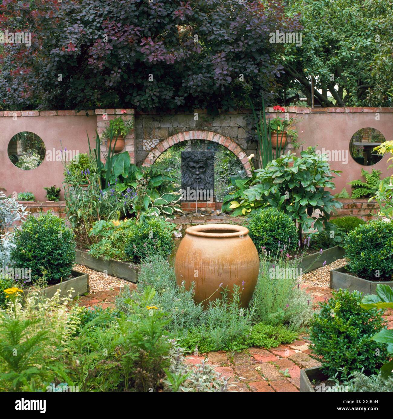 Herb Garden - with mirrors (Please credit: Photos Hort/Station Hse Cambridge)   HEG099084     Photos Stock Photo