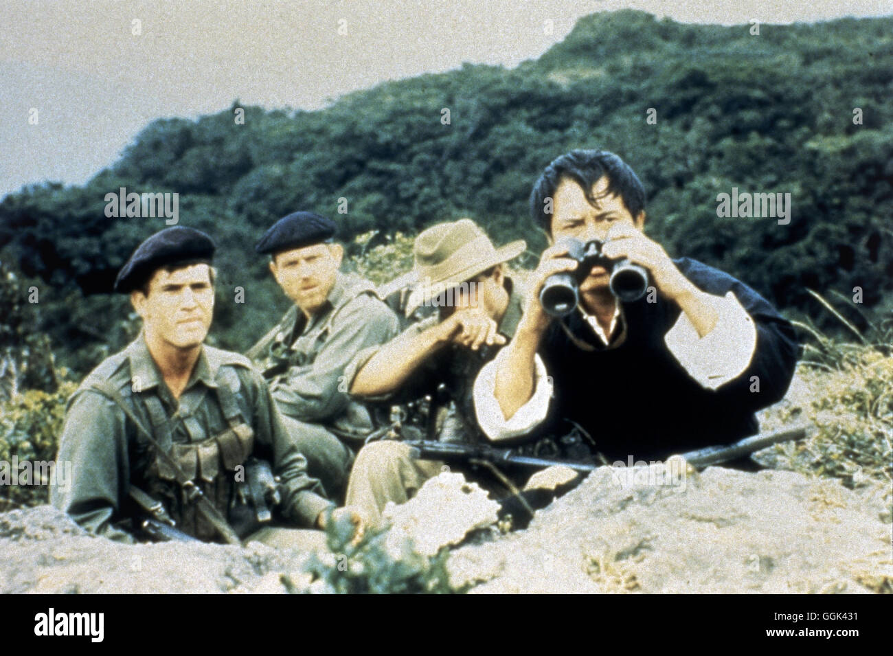 DIE GRÜNEN TEUFEL VOM MEKONG / Attack Force Z AUS 1981 / Tim Burstall Szene mit Captain Paul Kelly (MEL GIBSON), Seargent Danny Costello (SAMM NEILL), Lieutnant Jan Veitch (JOHN PHILLIP LAW) und KOO CHUAN-HSIUNG Regie: Tim Burstall aka. Attack Force Z Stock Photo