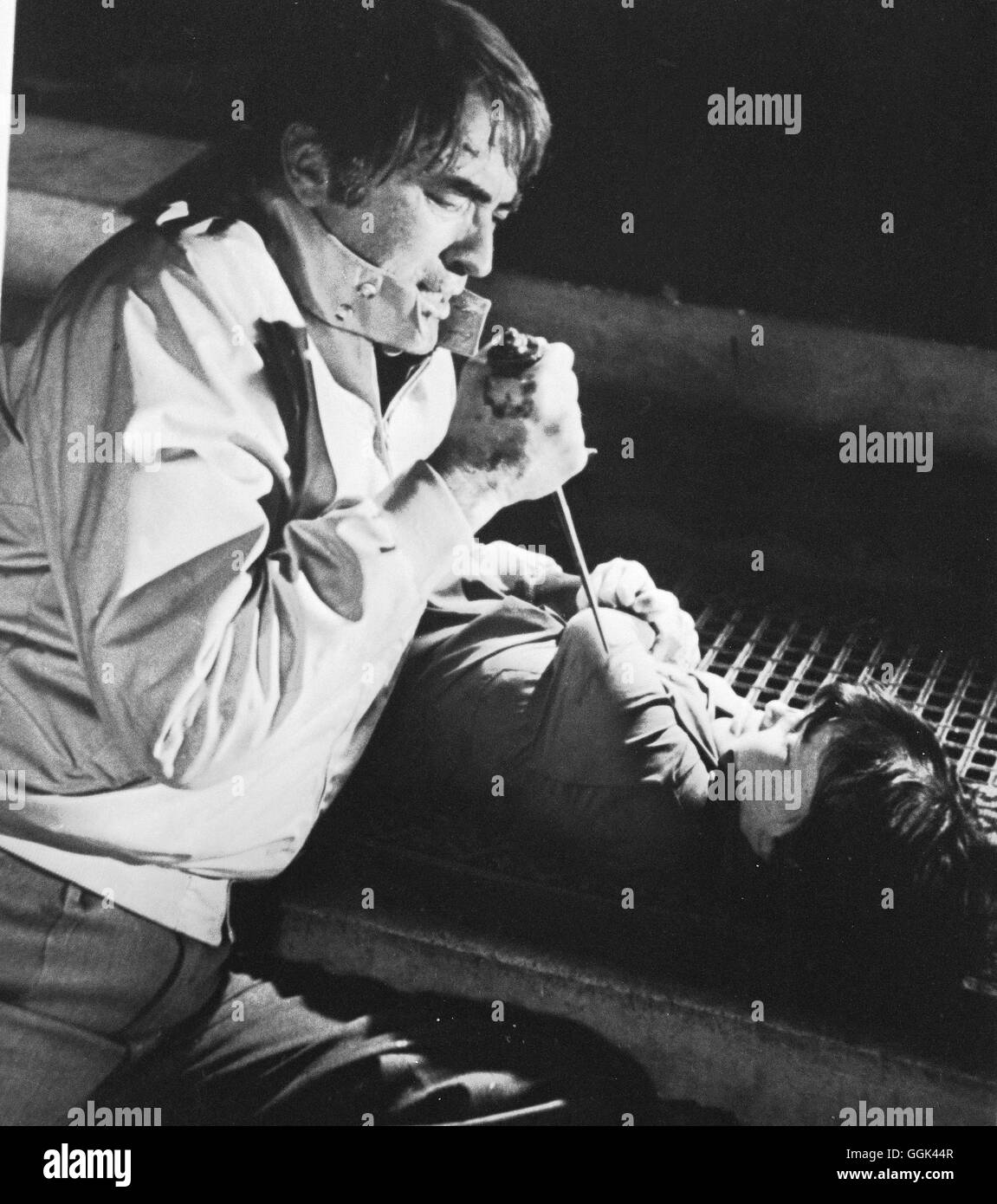 DAS OMEN / The Omen USA 1976 / Richard Donner Robert Thorn (GREGORY PECK), Damien (HARVEY STEVENS) Regie: Richard Donner aka. The Omen Stock Photo