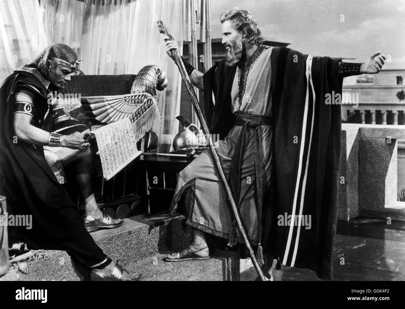 DIE ZEHN GEBOTE / The Ten Commandments USA 1956 / Cecil B. DeMille Ramses (YUL BRYNNER), Moses (CHARLTON HESTON) Regie: Cecil B. DeMille aka. The Ten Commandments Stock Photo