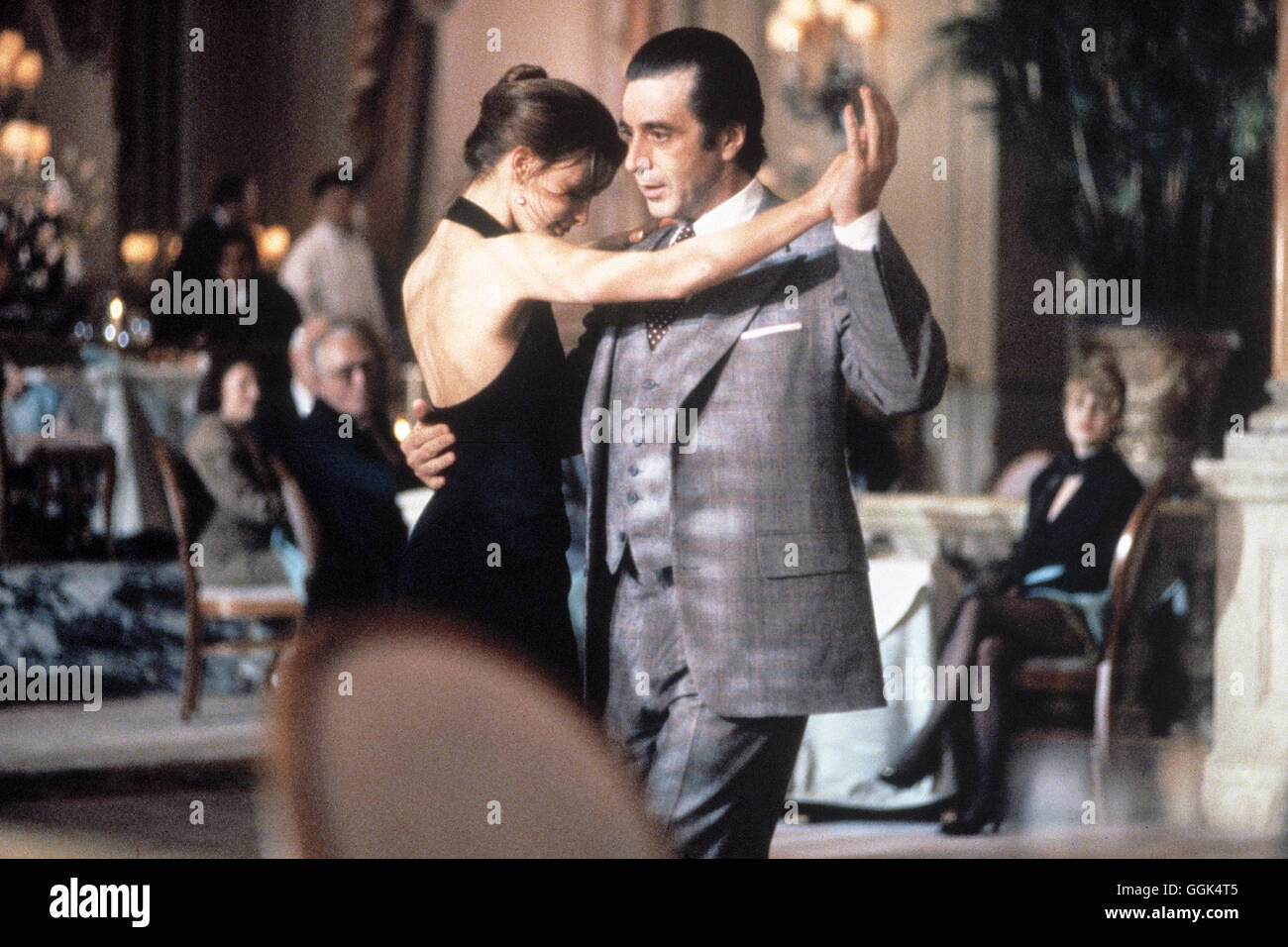 DER DUFT DER FRAUEN / Scent of a woman USA 1992 / Martin Brest Szene mit Donna (GABRIELLE ANWAR) und Frank Slade (AL PACINO) beim Tango. Regie: Martin Brest aka. Scent of a woman Stock Photo