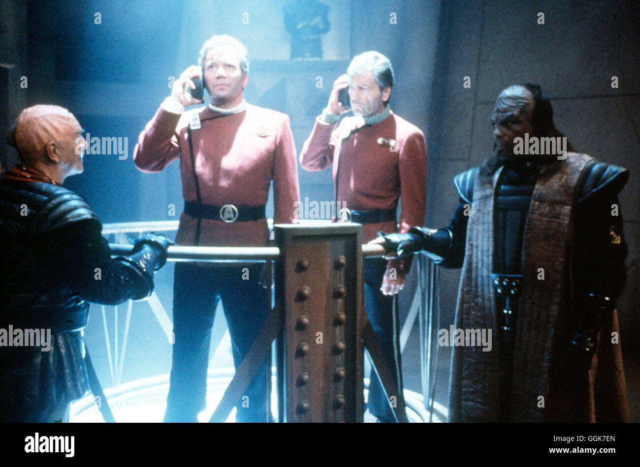STAR TREK VI: DAS UNENTDECKTE LAND / Star Trek VI: The Undiscovered Country USA 1991 / Nicholas Meyer Des Mordes am Klingonen-Kanzler Gorkon angeklagt, werden Captain Kirk und Dr. McCoy zu lebenslanger Haft auf einem Eisplaneten verurteilt. Spock und die Crew der 'Enterprise' setzen alles daran, die wahren Attentäter zu entlarven... Bild: DEFOREST KELLY (Dr. McCoy), WILLIAM SHATNER (Captain Kirk) Regie: Nicholas Meyer aka. Star Trek VI: The Undiscovered Country Stock Photo