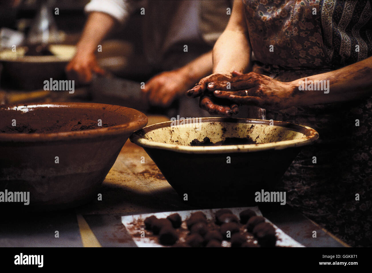 CHOCOLAT - EIN KLEINER BISS GENÜGT / Chocolat USA/GB 2000 / Lasse Hallström Szene: Die Hände von Juliette Binoche beim Zubereiten von Schokolade Regie: Lasse Hallstrm aka. Chocolat Stock Photo