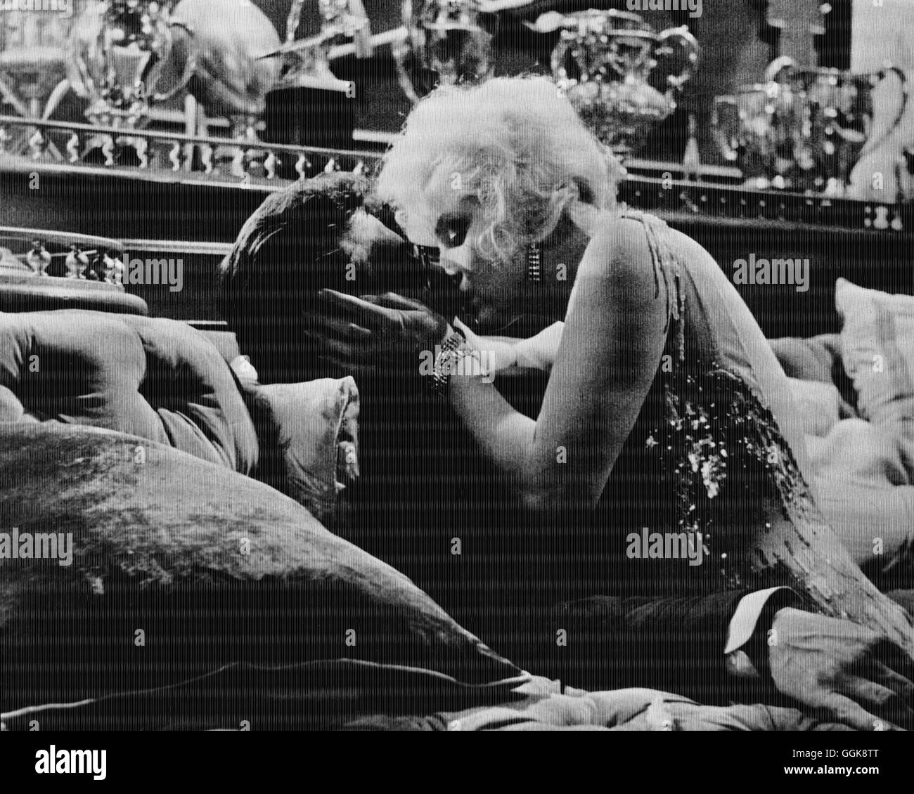 MANCHE MÖGEN'S HEISS / Some like it hot USA 1959 / Billy Wilder TONY CURTIS (Joe/Josephine) und MARILYN MONROE (Sugar) Regie: Billy Wilder aka. Some like it hot Stock Photo