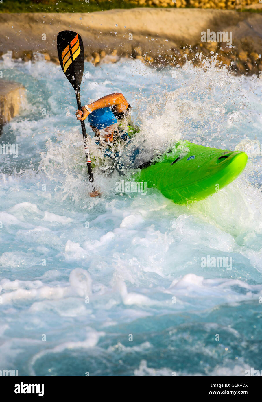 Paddler breaks through wave, Al-Ain, Dubai, UAE Stock Photo
