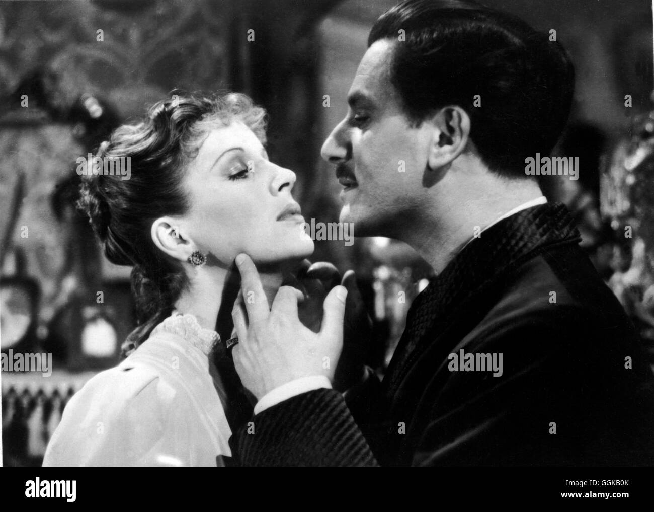 GASLICHT / Gaslight GB 1940 / Thorold Dickinson Szene mit DIANA WYNYARD (Bella Mallen) und ANTON WALBROOK/ADOLF WOHLBRÜCK (Paul Mallen). Regie: Thorold Dickinson aka. Gaslight Stock Photo