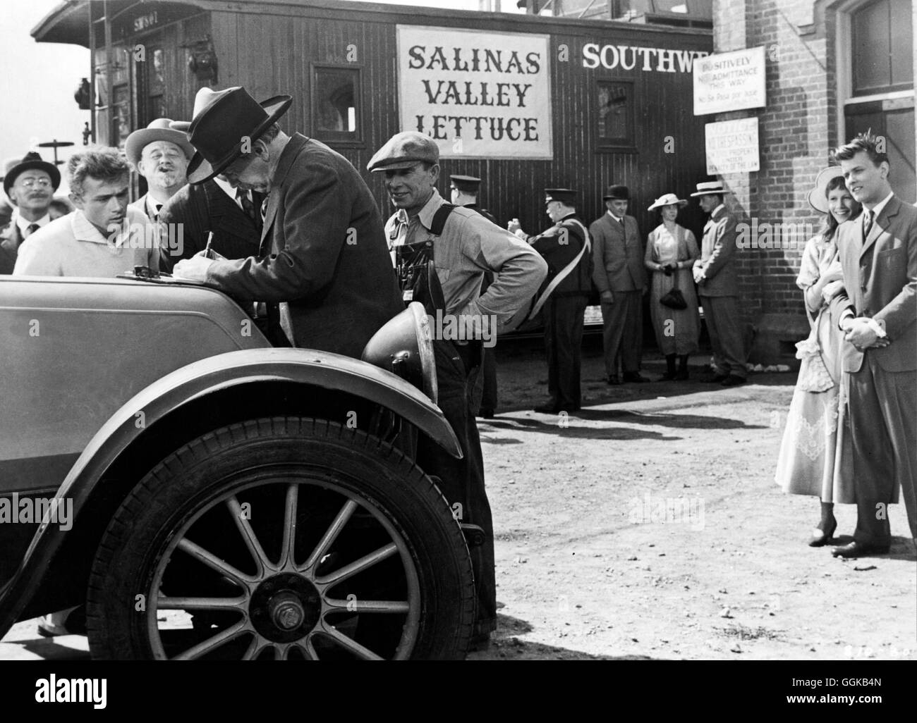 JENSEITS VON EDEN / East of Eden USA 1955 / Elia Kazan Szene mit JAMES DEAN, BURL IVES, JULIE HARRIS, RICHARD DAVALOS Regie: Elia Kazan aka. East of Eden Stock Photo