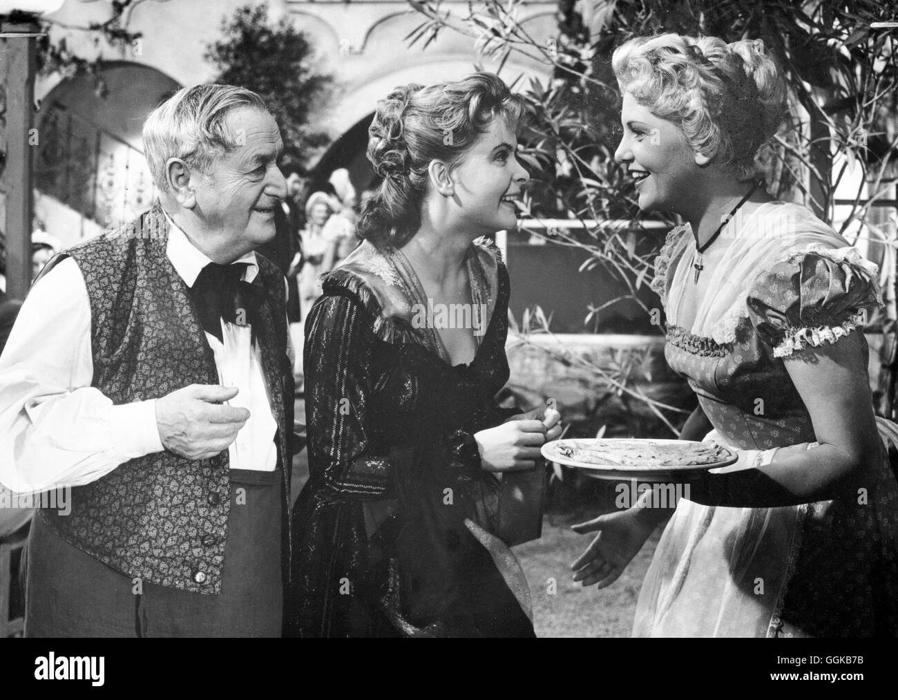 DER KONGRESS TANZT / Der Kongress tanzt AUT 1955 / Franz Antel Szene mit HANS MOSER (Schoberl), JOHANNA MATZ (Christl Weinzinger) und HANNELORE BOLLMANN (Babette). Regie: Franz Antel aka. Der Kongress tanzt Stock Photo