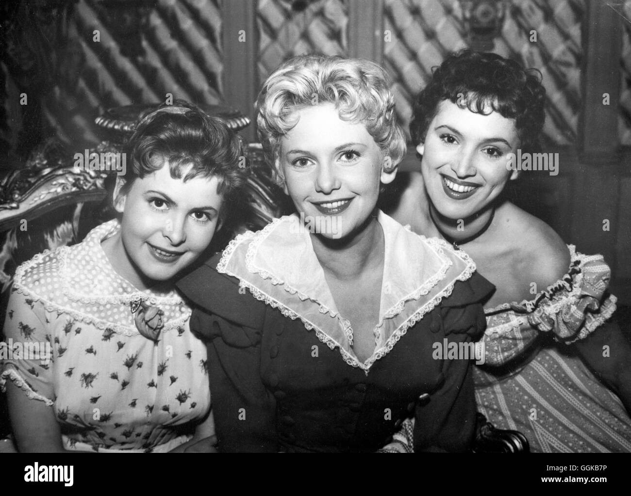 DER KONGRESS TANZT / Der Kongress tanzt AUT 1955 / Franz Antel Szene mit JOHANNA MATZ (Christl Weinzinger), HANNELORE BOLLMANN (Babette) und ILSE PETERNELL (Lisel) Regie: Franz Antel aka. Der Kongress tanzt Stock Photo