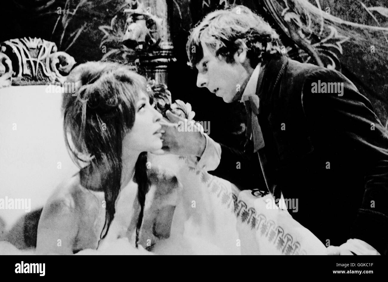 TANZ DER VAMPIRE / The Fearless Vampire Killers GB/USA 1967 / Roman Polanski SHARON TATE (Sarah in der Badewanne), ROMAN POLANSKI (Alfred) Regie: Roman Polanski aka. The Fearless Vampire Killers Stock Photo