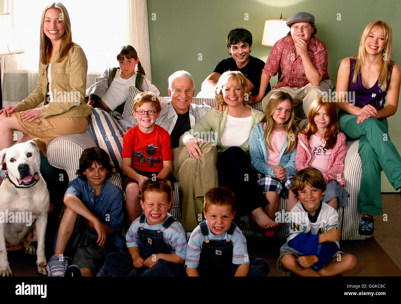 IM DUTZEND BILLIGER / Cheaper by the dozen USA 2003 / Shawn Levy Nora (PIPER PERABO), Sarah (ALYSON STONER), Charlie (TOM WELLING), Henry (KEVIN G. SCHMIDT), Lorraine (HILARY DUFF), Mark (FOREST LANDIS), Tom (STEVE MARTIN), Kate (BONNIE HUNT), Kim (MORGAN YORK), Jessica (LILIANE MUMY), Jake (JACOB SMITH), Kyle(SHANE KINSMAN), Nigel (BRENT KINSMAN), Mike (BLAKE WOODRUFF) Regie: Shawn Levy aka. Cheaper by the dozen Stock Photo