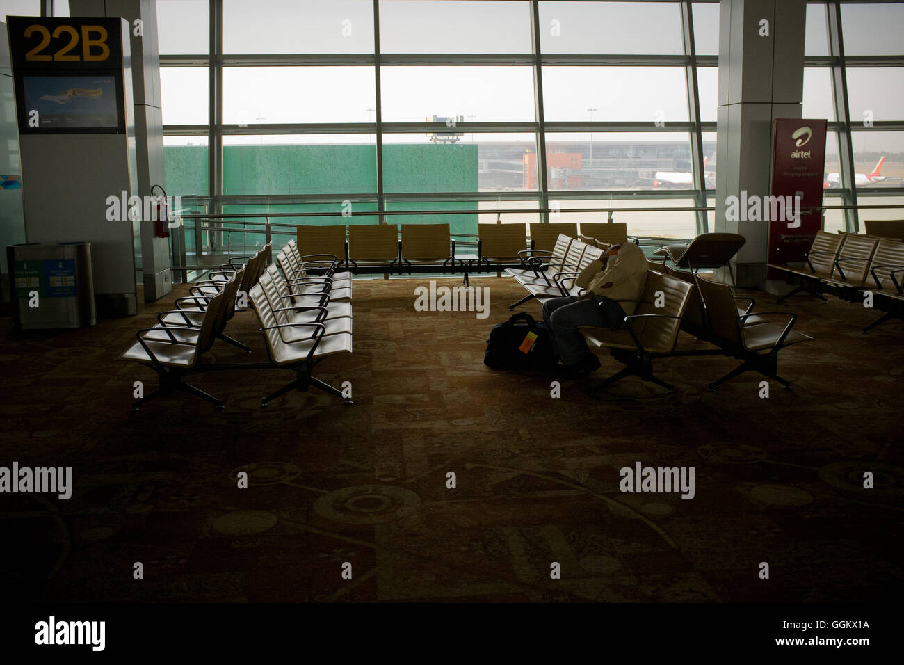 A man sleeps at  New Delhi Indira Gandhi International Airport (India).© Jordi Boixareu Stock Photo