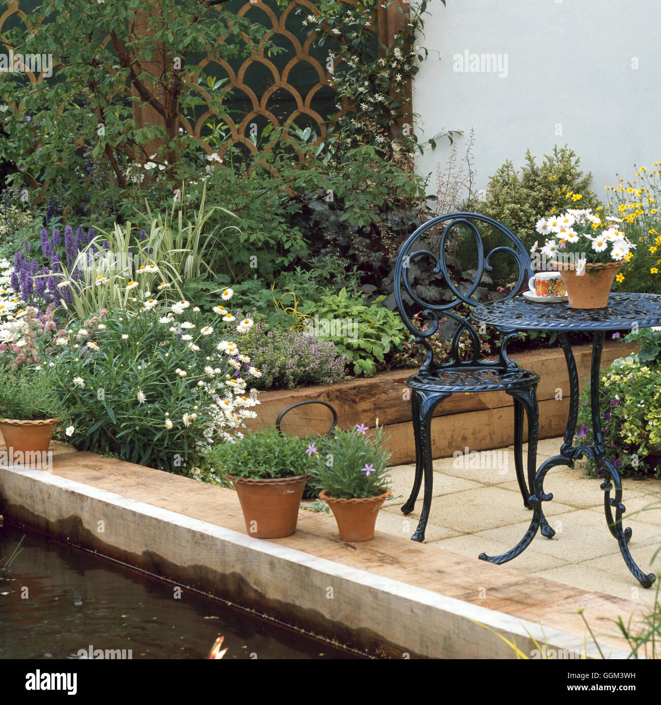 Patio - (Please credit: Photos Hort/Cherry Burton Garden Design)   PHS104068     Photos Horticultura Stock Photo