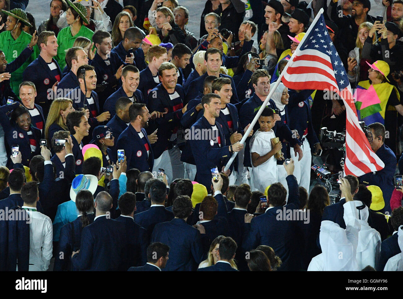 Rio de Janeiro, Brazil. 5th Aug, 2016. Flag bearer Michael Phelps from the USA and the U.S. Olympic team arrive during the opening ceremony of the Rio 2016 Olympic Games at the Maracana stadium in Rio de Janeiro, Brazil, 5 August 2016. Photo: Lukas Schulze/dpa/Alamy Live News Stock Photo