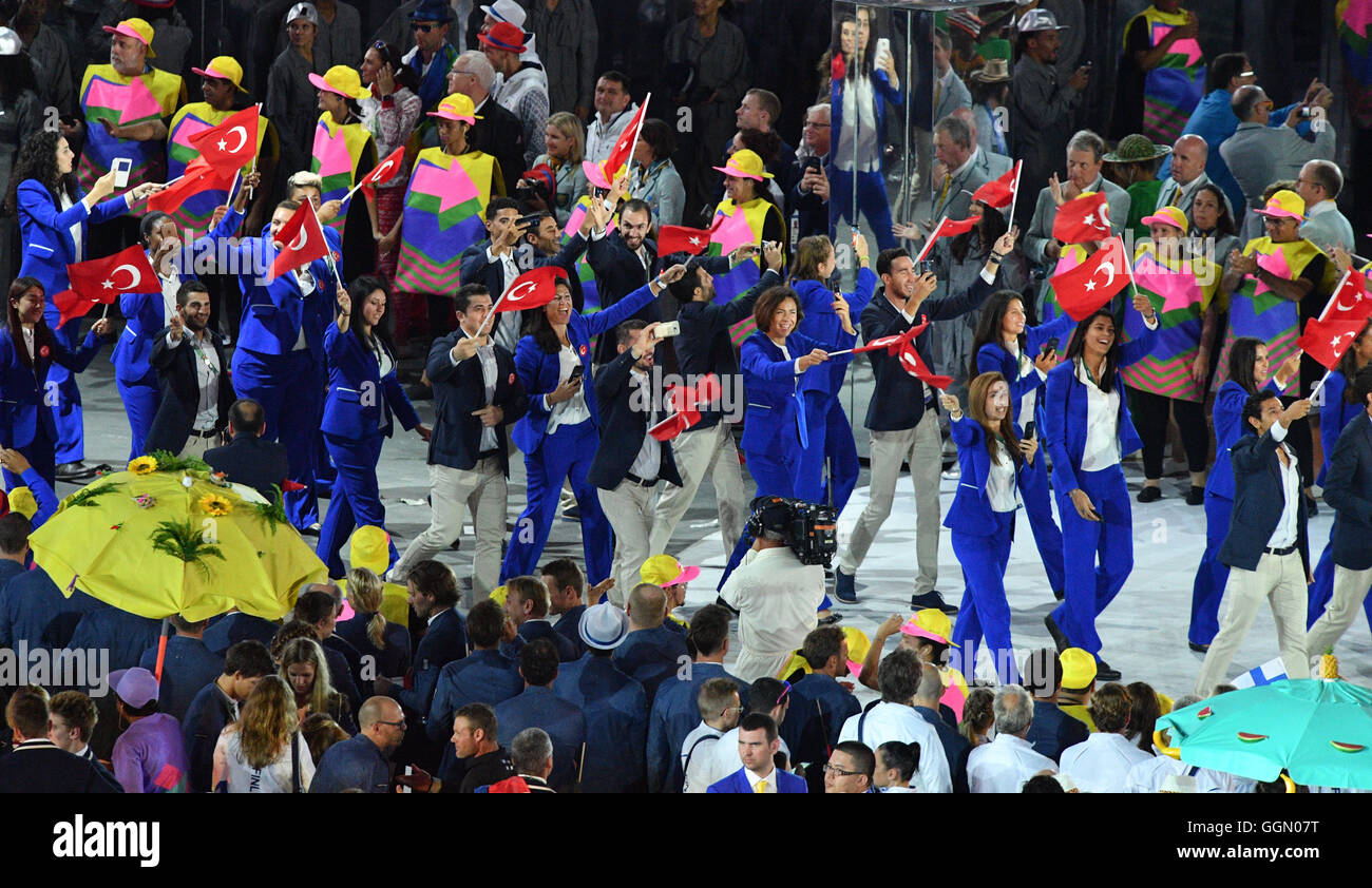 Rio de Janeiro, Brazil. 5th Aug, 2016. Team of Turkey enters the stadium during the opening ceremony of the Rio 2016 Olympic Games at the Maracana stadium in Rio de Janeiro, Brazil, 5 August 2016. Photo: Lukas Schulze/dpa/Alamy Live News Stock Photo