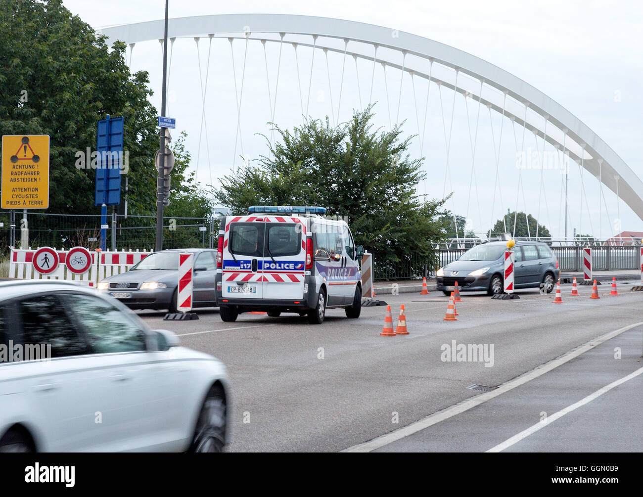 French police check vehicles on the Europabruecke bridge between Kehl and Strasbourg at the French-German border, 29 July 2016. Since the terrorist attacks in France, border police are back on the bridge, and are causing tailbacks. PHOTO: REGIS SUHNER/DPA Stock Photo