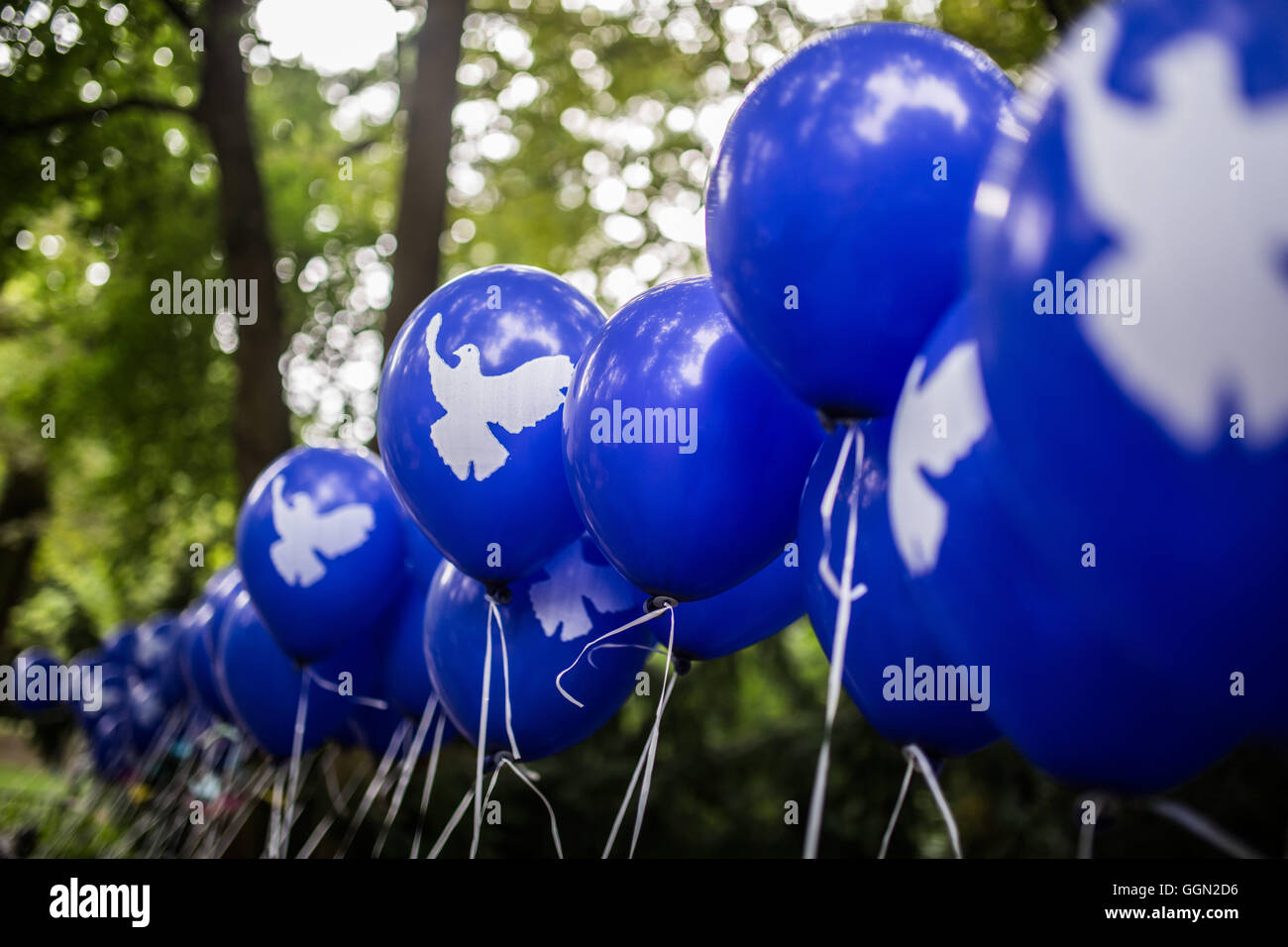 Berlin, Germany. 06th Aug, 2016. Balloons printed with peace doves hang in Volkspark Friedrichshain park in Berlin, Germany, 06 August 2016. The Peace Bells rang Saturday morning to commemorate the victims of the atomic bombings in Hiroshima (06 August 1945) and Nagasaki (09 August 1945). Photo: SOPHIA KEMBOWSKI/dpa/Alamy Live News Stock Photo
