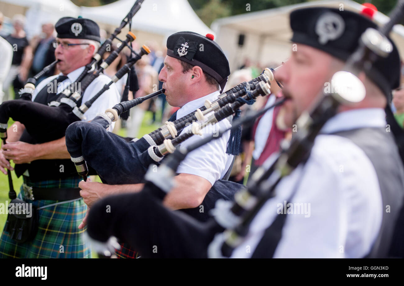 Hamburg, Germany. 06th Aug, 2016. A bagpipe group plays at the British