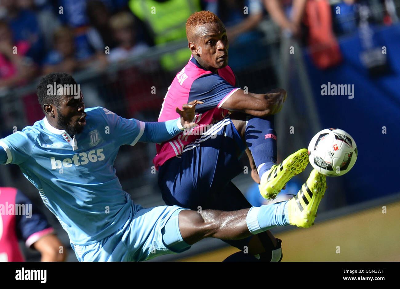 Hamburg, Germany. 06th Aug, 2016. Hamburg's Cleber Reis (R) and Stoke City's Mame Diouf vie for the ball during a test match between Hamburger SV and Stoke City F.C. in the Volksparkstadion in Hamburg, Germany, 06 August 2016. Photo: DANIEL REINHARDT/dpa/Alamy Live News Stock Photo