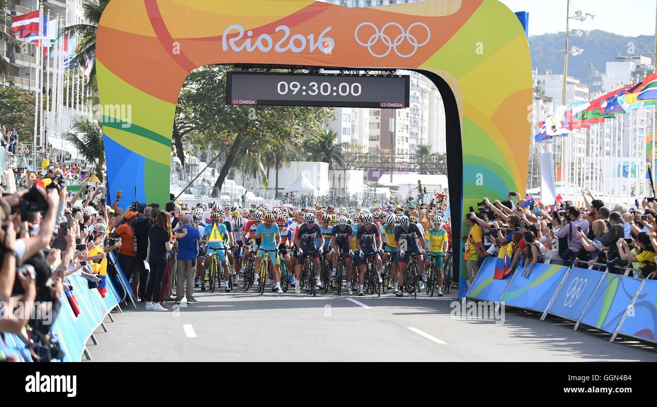 Rio de Janeiro, Brazil. 6th August, 2016. The mens road race is underway. Mens road race. Cycling. Copacobana beach. Rio de Janeiro. Brazil. 06/08/2016. Credit:  Sport In Pictures/Alamy Live News Stock Photo