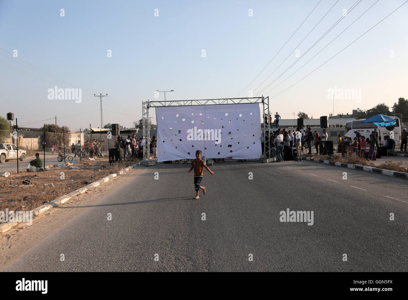 Beit Hanun, Gaza Strip. 6th August, 2016. Palestinian band Dawaween, who were denied access to perform at a festival in Jerusalem, deliver a performance as part of a protest against the denial in Beit Hanun, near the Erez crossing point with Israel, in the northern Gaza Strip on August 6, 2016. Credit:  Mohammed zaanoun/Alamy Live News Stock Photo