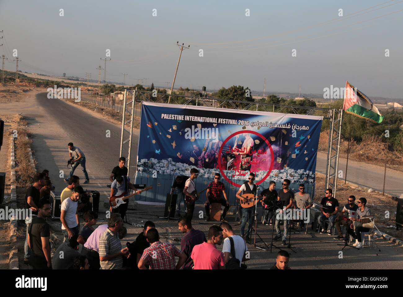 Beit Hanun, Gaza Strip. 6th August, 2016. Palestinian band Dawaween, who were denied access to perform at a festival in Jerusalem, deliver a performance as part of a protest against the denial in Beit Hanun, near the Erez crossing point with Israel, in the northern Gaza Strip on August 6, 2016. Credit:  Mohammed zaanoun/Alamy Live News Stock Photo