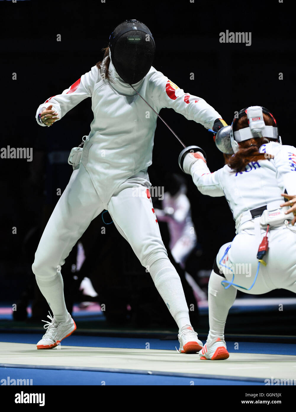 Rio De Janeiro, Brazil. 6th Aug, 2016. Sun Yujie (L) of China participates in the competition of Women's Epee indiviual Table 32 in Rio de Janeiro, Brazil, on Aug. 6, 2016. Sun Yujie lost to Kang Young Mi of KOR with 10:15. Credit:  Liu Dawei/Xinhua/Alamy Live News Stock Photo