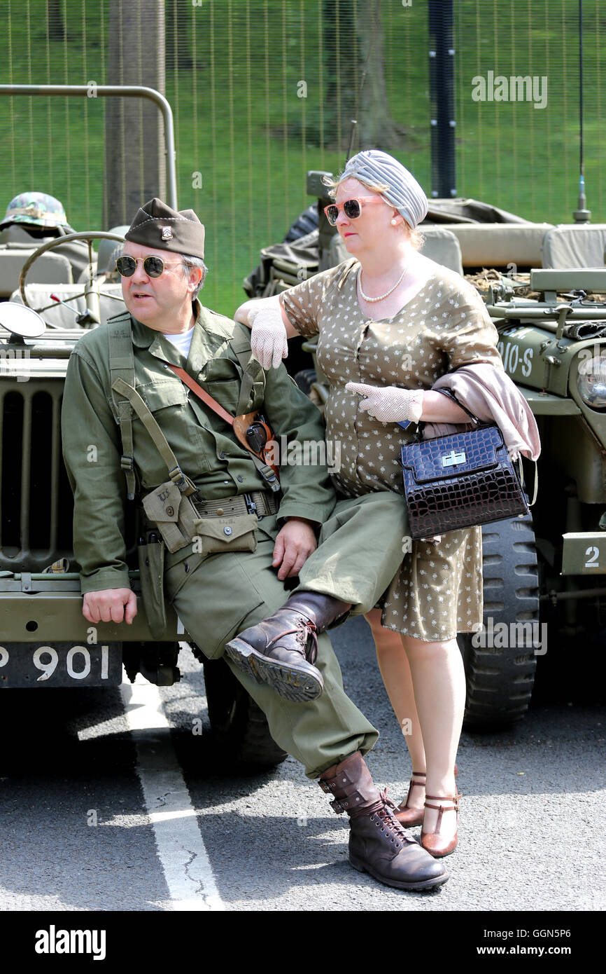 Saddleworth, UK. 06th Aug, 2016. A couple dressed in 1940's outfits ...