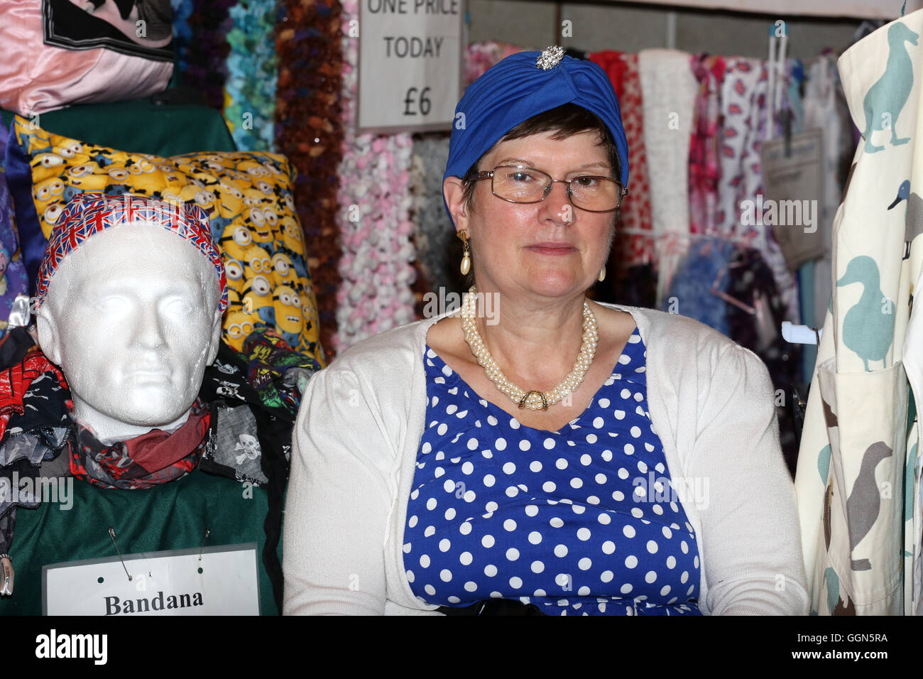 Saddleworth, UK. 06th Aug, 2016. A Women wearing a Blue scarf and dress
