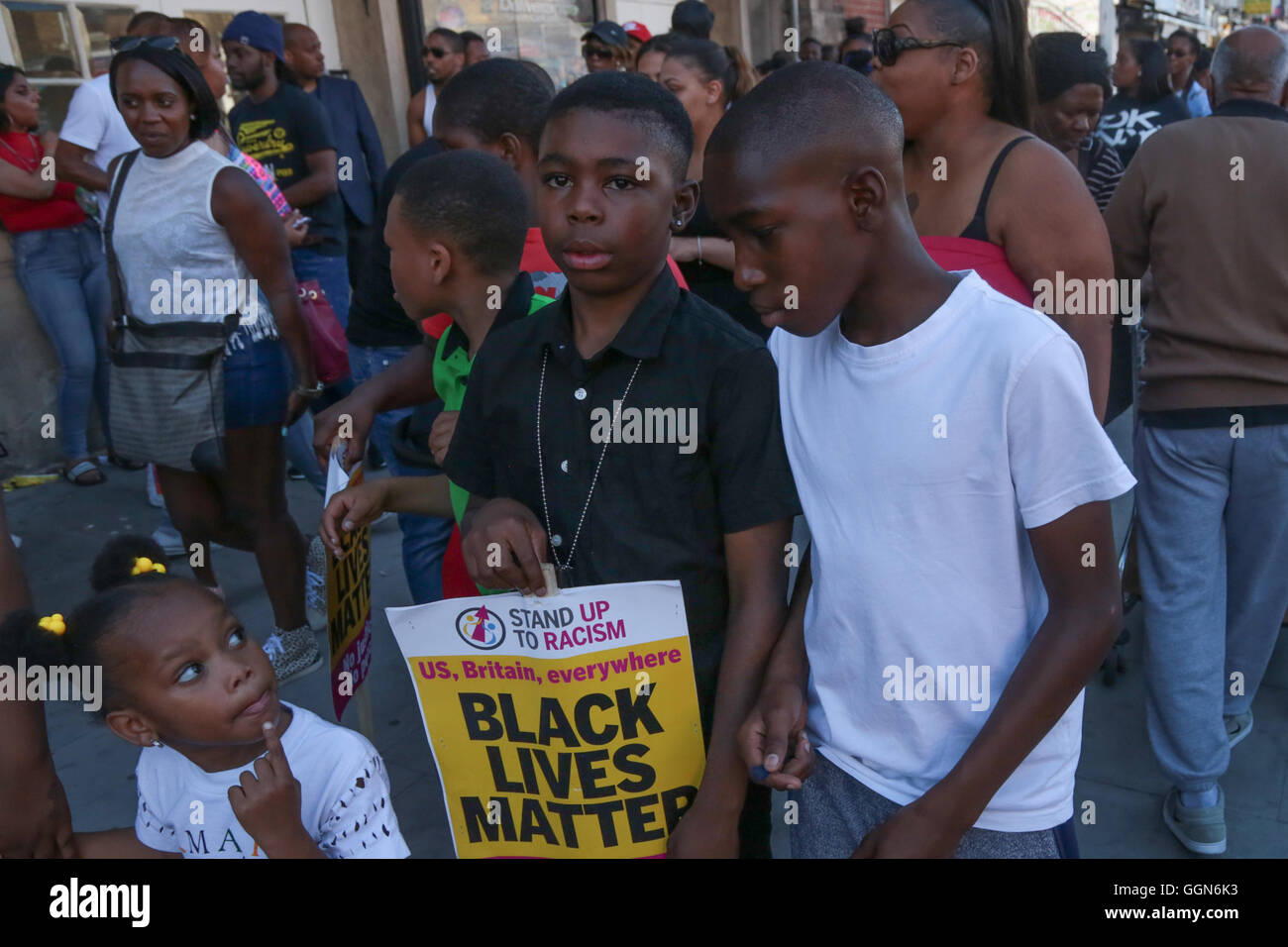 London, UK. 6th Aug, 2016. Protesters gather outside Tottenham Police Station for speeches to mark the fifth anniversary of Mark Duggan's death Credit: Thabo Jaiyesimi/Alamy Live News Stock Photo