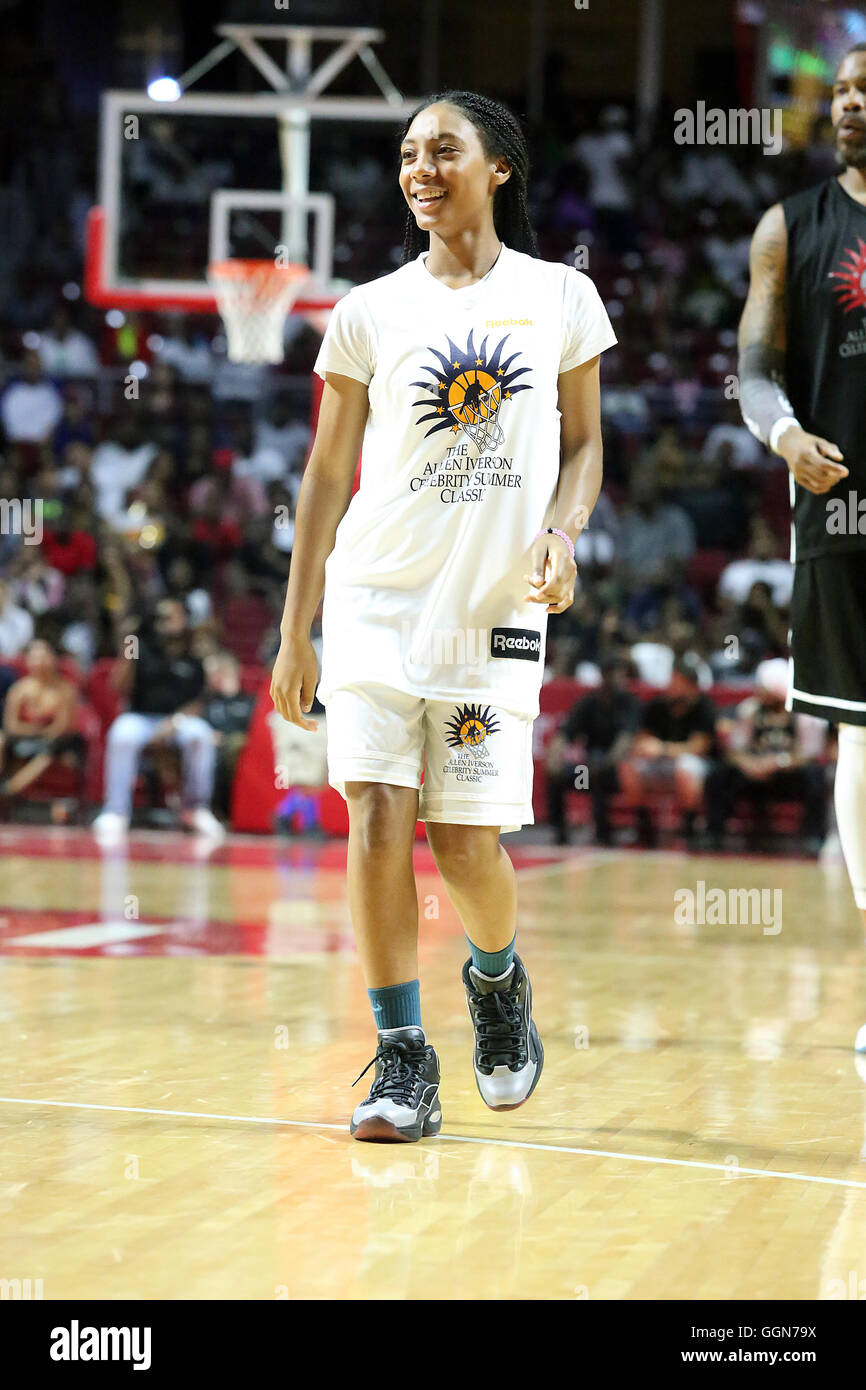 Mo'ne davis and basketball hi-res stock photography and images - Alamy