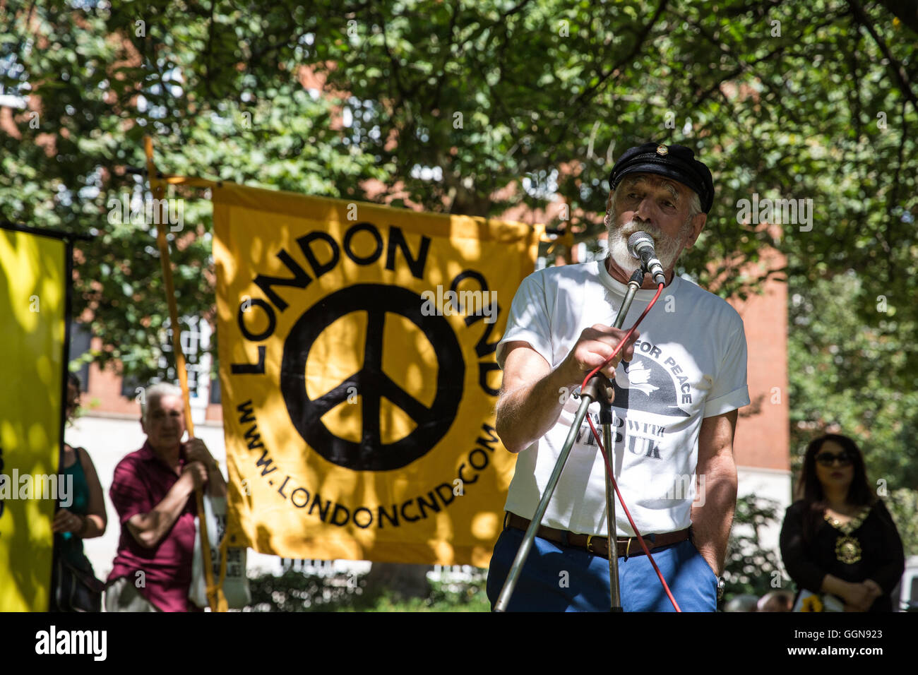 London, UK. 6th August, 2016. Jim Radford sings at the annual Hiroshima Day anniversary event in Tavistock Square, next to the commemorative Hiroshima cherry tree. Credit:  Mark Kerrison/Alamy Live News Stock Photo