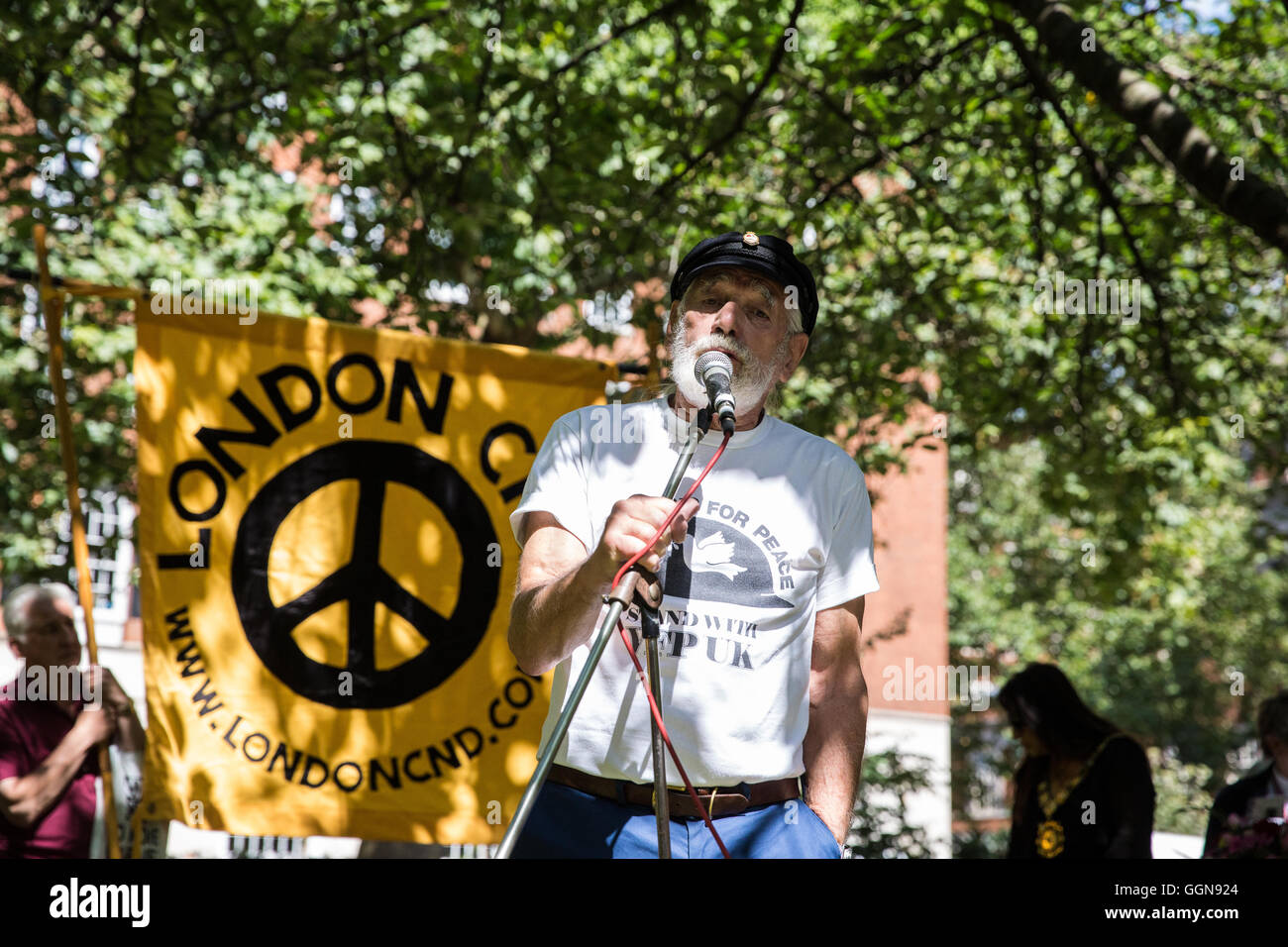 London, UK. 6th August, 2016. Jim Radford sings at the annual Hiroshima Day anniversary event in Tavistock Square, next to the commemorative Hiroshima cherry tree. Credit:  Mark Kerrison/Alamy Live News Stock Photo