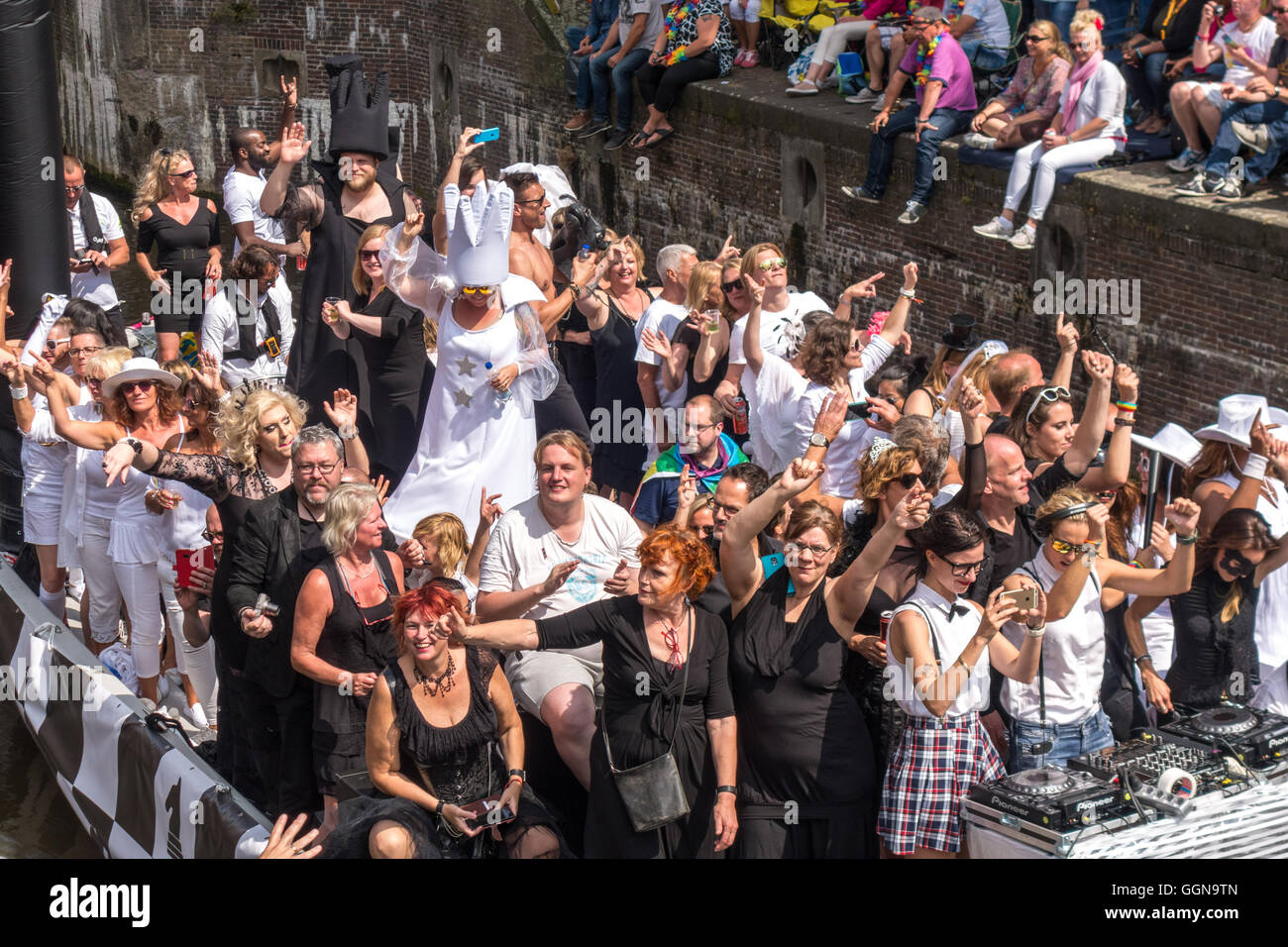 Amsterdam, The Netherlands. Aug 6th, 2016. The annual Amsterdam Gay Pride Canal Parade was a special edition because Amsterdam is hosting EuroPride this year. Huge crowds cheered on 80 boats along the Prinsengracht Canal and the Amstel River. Credit:  Wiskerke/Alamy Live News Stock Photo