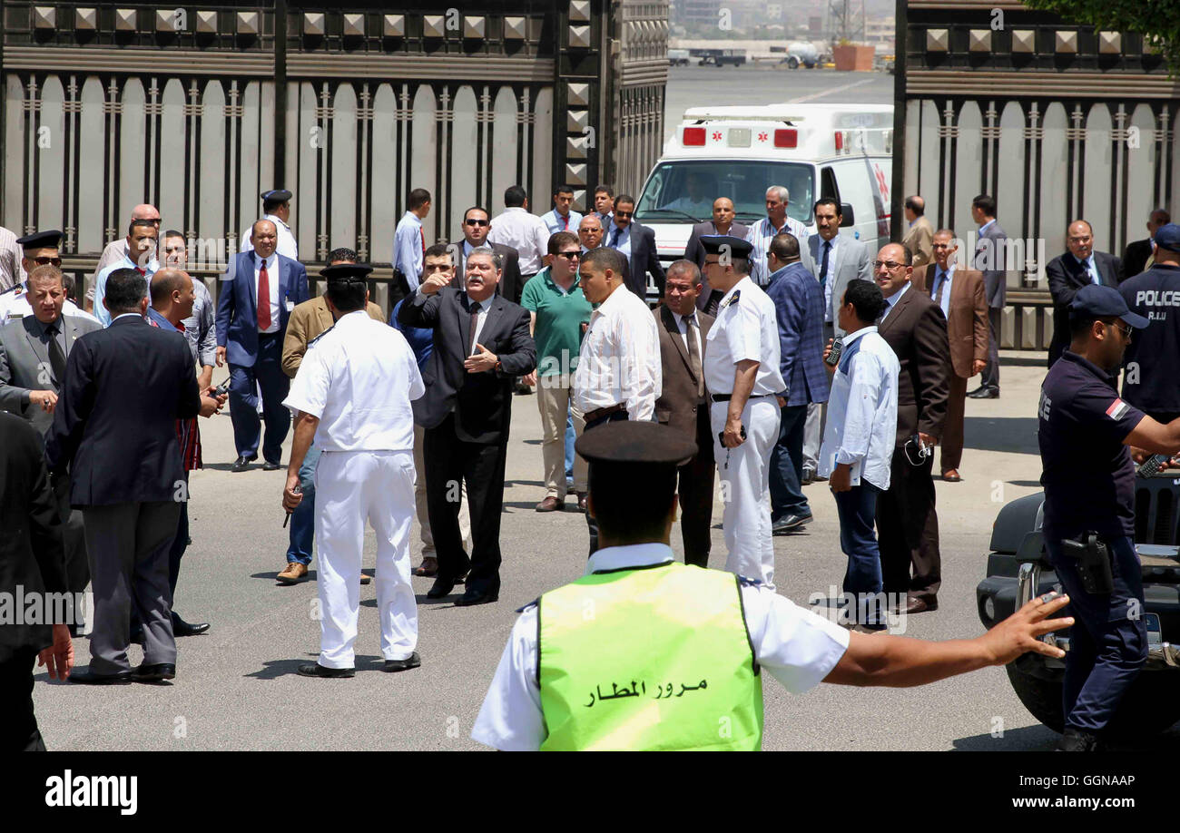 Cairo, Egypt. 5th Aug, 2016. An ambulance transporting the body of nobel prize-winning Egyptian-American chemist Ahmed Zewail, leaves Cairo airport after his corpse arrived in Egypt on August 6, 2016 for his funeral. Zewail, who served as a science and technology advisor to US President Barack Obama, died on August 2, 2016 in the United States. He was 70 © Stringer/APA Images/ZUMA Wire/Alamy Live News Stock Photo