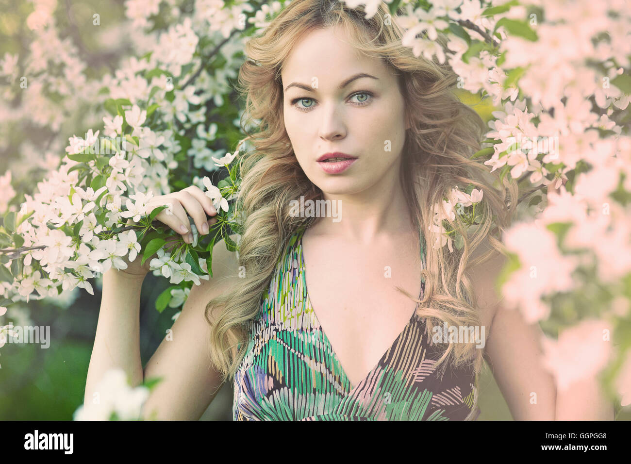 Ayollar yotoqxonasi porno film Kop erkaklar ayol pornosini sikishmoqda