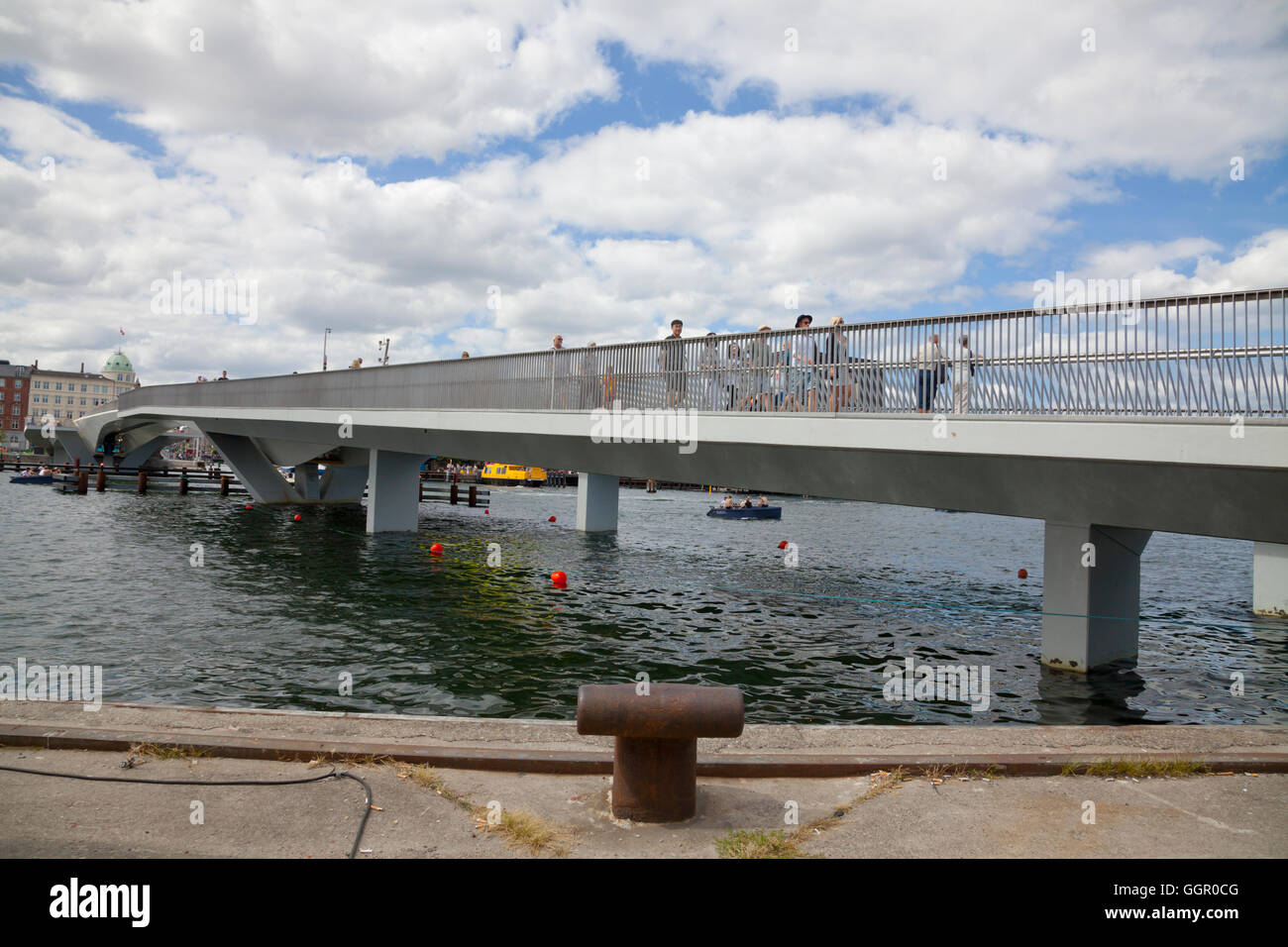 The new pedestrian and cyclist bridge, the Inner Harbour Bridge, the Kissing Bridge, connecting Nyhavn and Christianshavn. Copenhagen, Denmark. Stock Photo