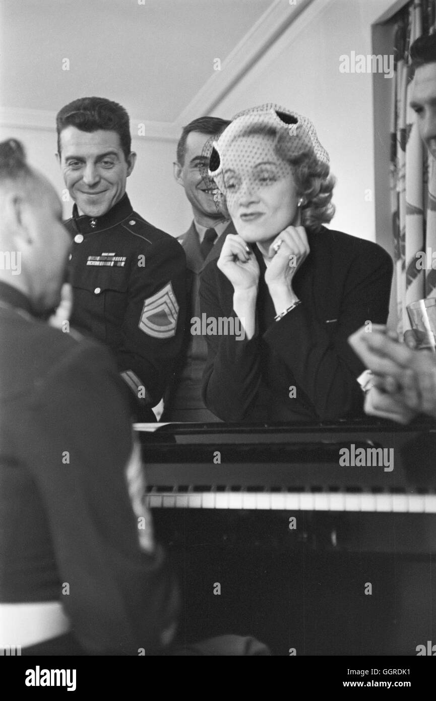 Marlene Dietrich, at a party in Chicago for U.S. servicemen, 1952 Stock Photo