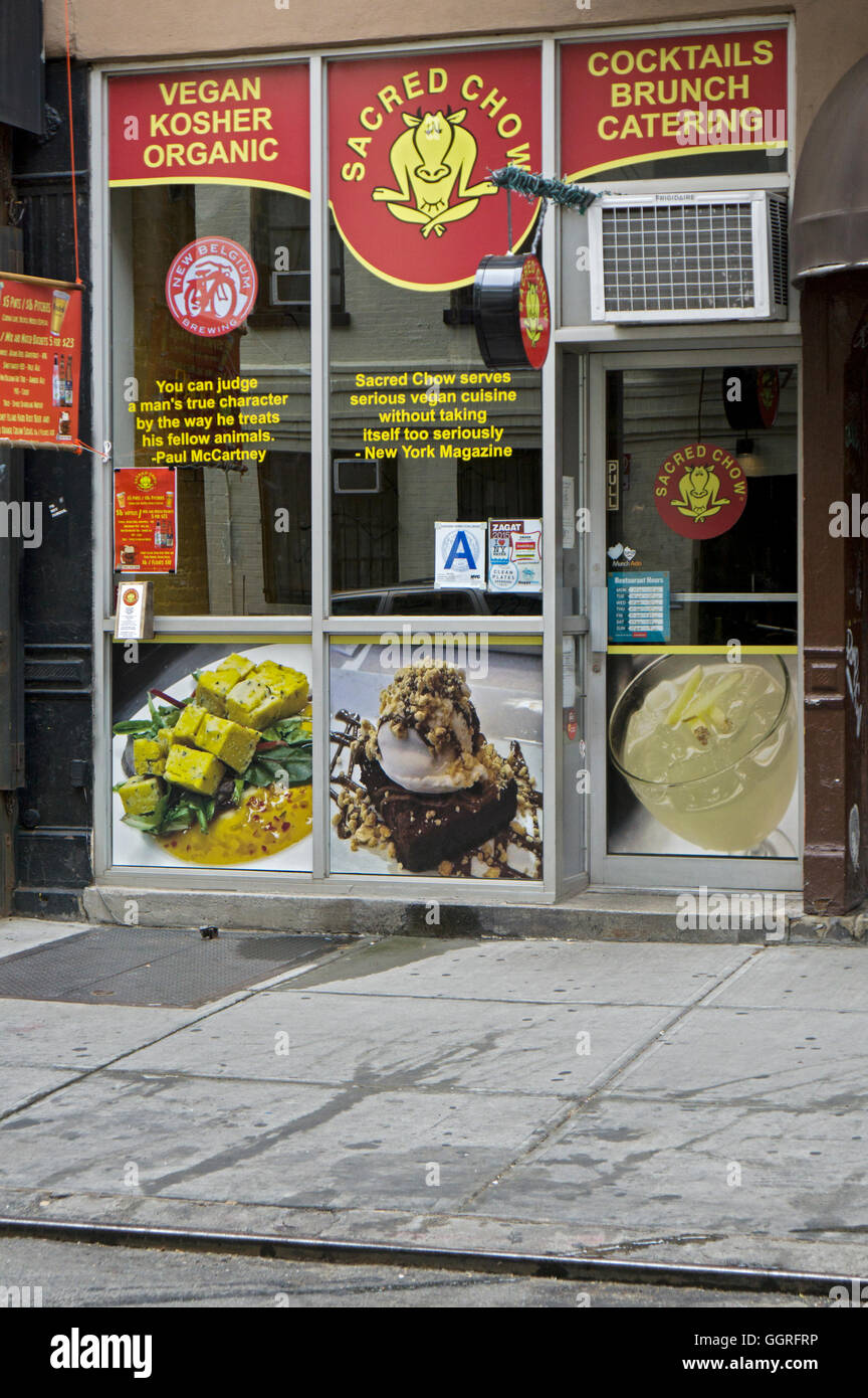 SACRED CHOW a kosher, vegan, organic, vegetarian restaurant on Sullivan Street in Greenwich Village, New York City Stock Photo