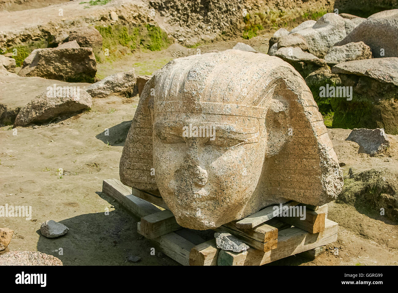 Egypt, Cairo, Heliopolis, excavations of a Ramses II temple in the  Souk al Khamis zone. Head of a king, wearing the nemes. Stock Photo