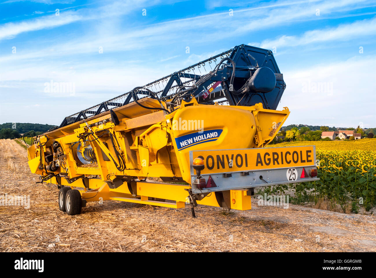 “New Holland” combine harvester pickup reel on trailer sudTouraine