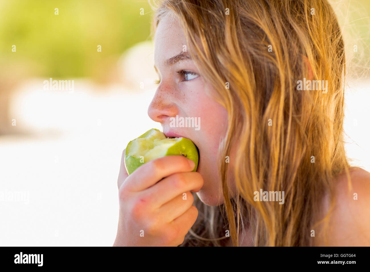 https://c8.alamy.com/comp/GGTG64/caucasian-girl-eating-green-apple-GGTG64.jpg