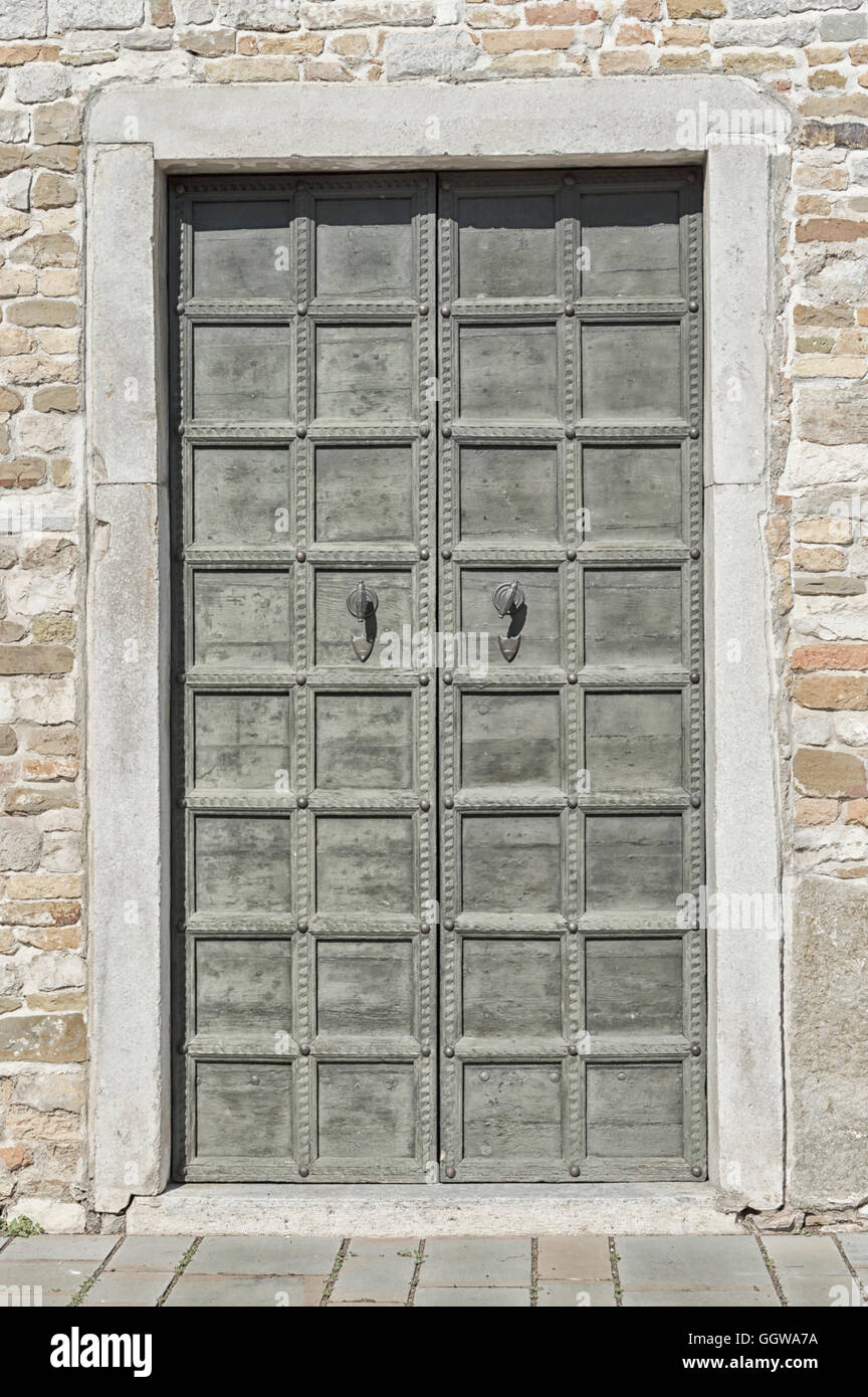 Medieval entrance door in a stone wall background Stock Photo - Alamy