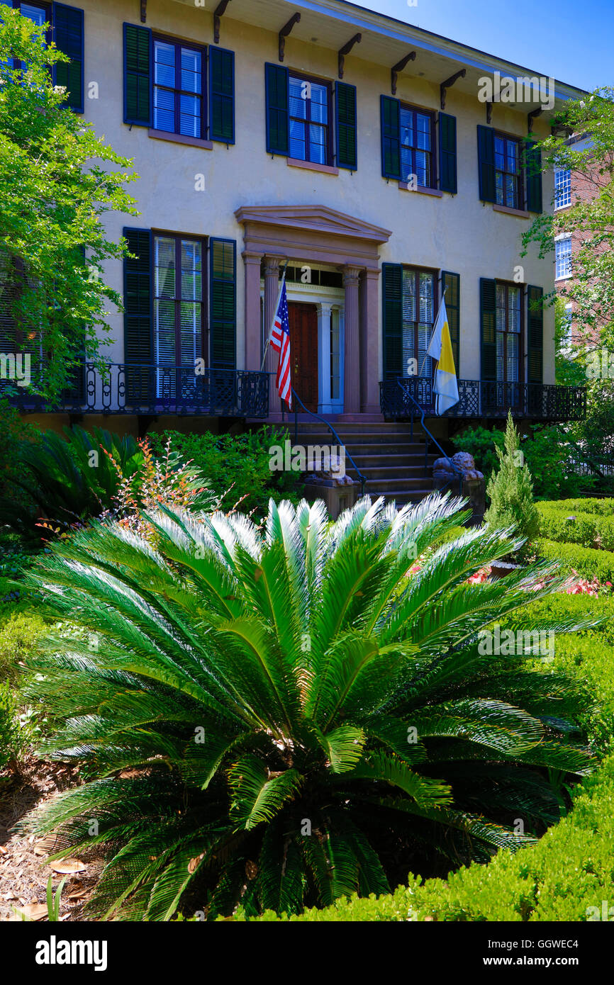 Southern style mansions grace the historical section of SAVANNA GEORGIA Stock Photo