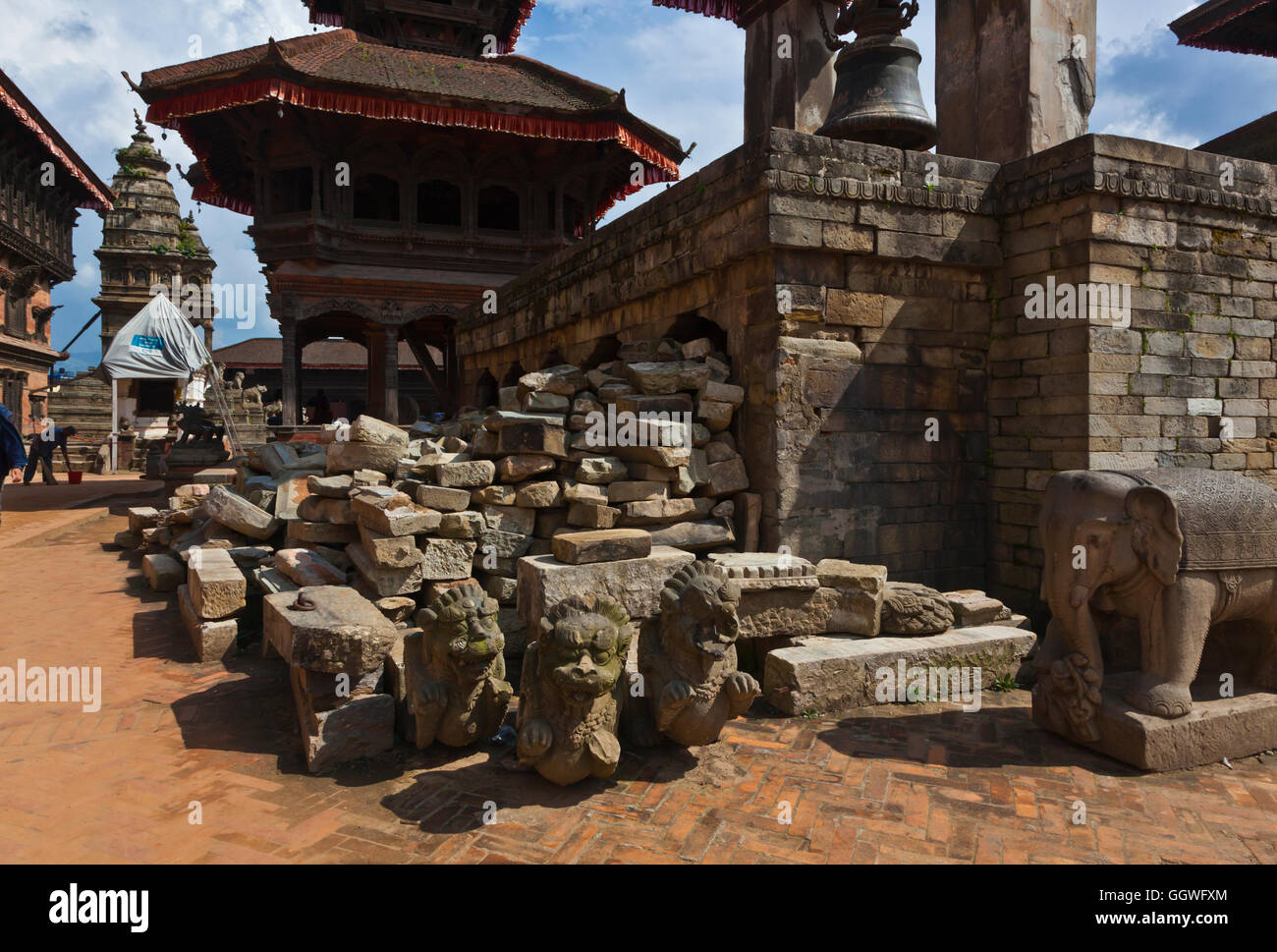 Villagers rebuild in the traditional town of BHAKTAPUR which was severely damaged by the 2015 earthquake - NEPAL Stock Photo